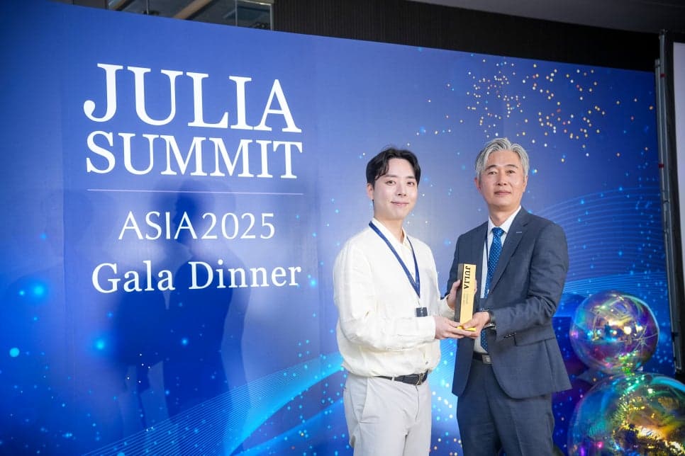 REDI's director receiving an excellence award for Juvelook asymmetry correction