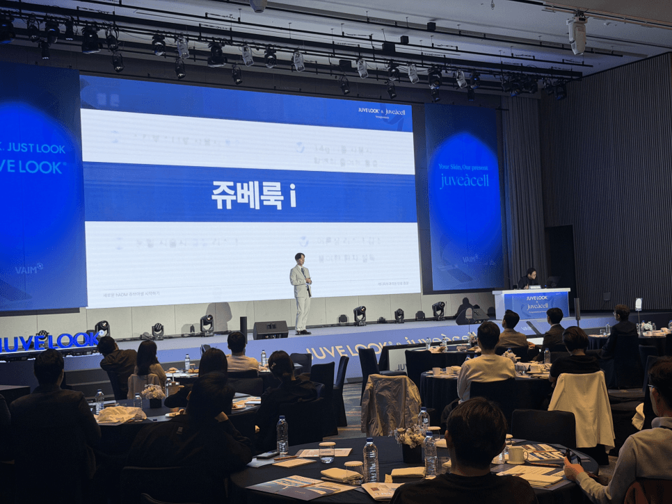 REDI's director lecturing other doctors on Juvelook at a Busan symposium