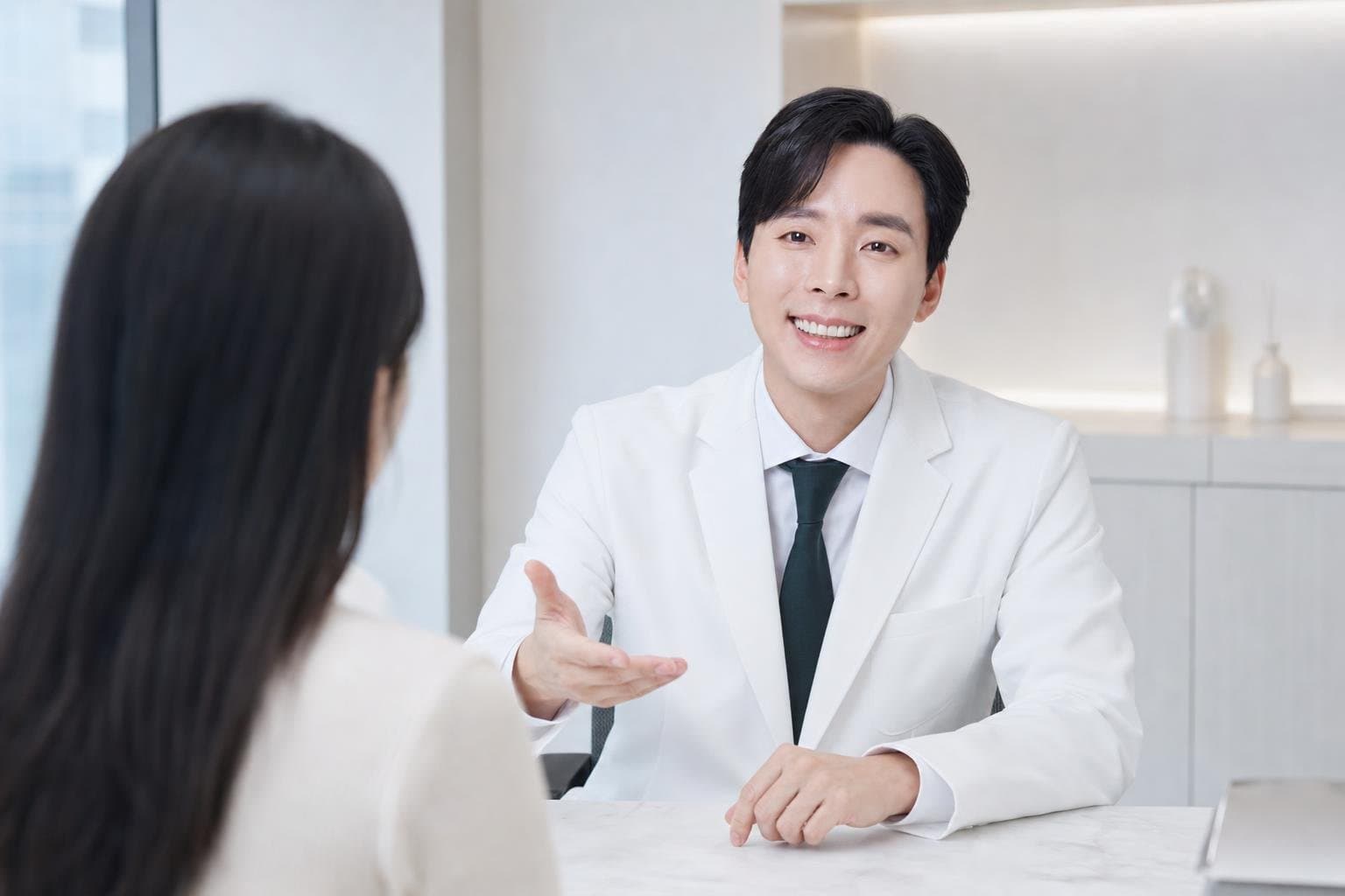 閔貞 院長在首爾 REDI 皮膚科為患者諮詢喬雅露價格