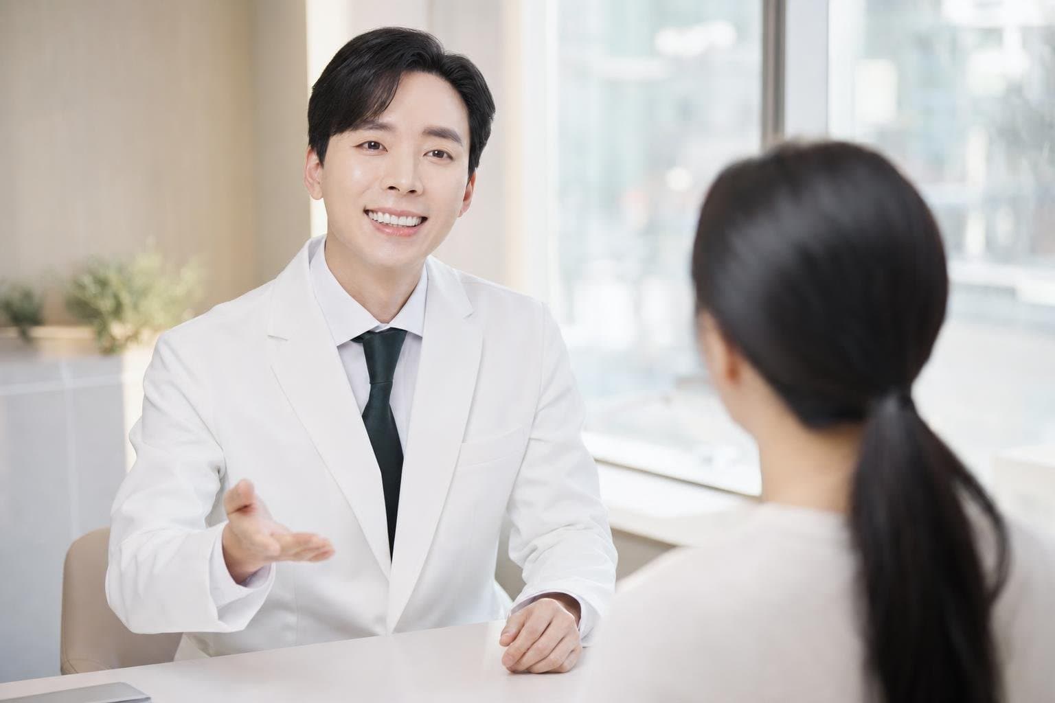 閔貞 院長在首爾 REDI 皮膚科為患者諮詢韓國淡斑推薦