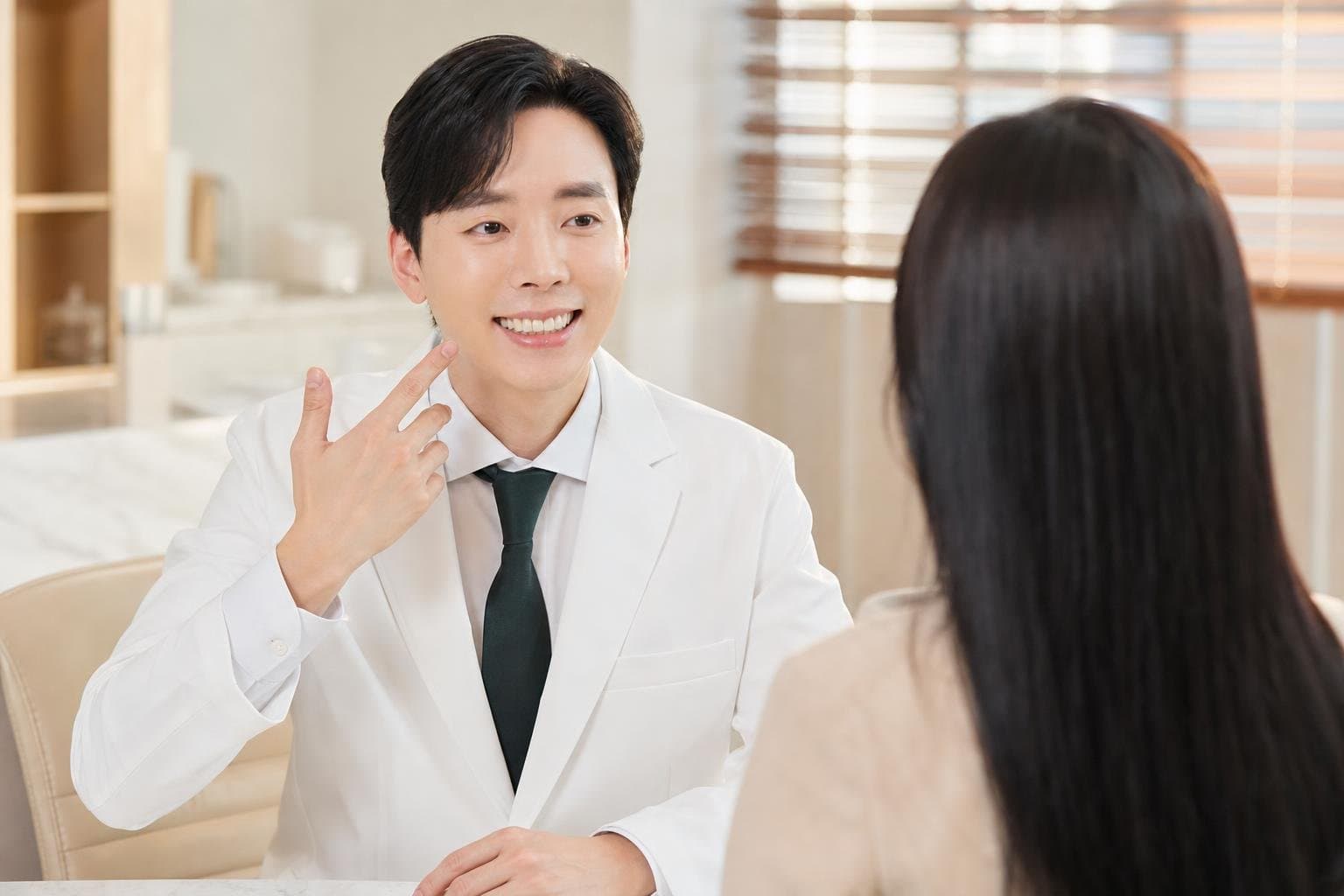 閔貞 院長在首爾 REDI 皮膚科為患者諮詢韓國拉提