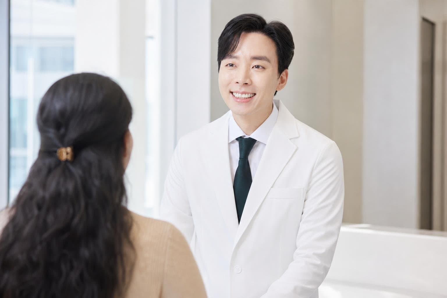 Dr. Min Jeong with a patient at REDI Dermatology in Seoul, discussing korean dark spot treatment