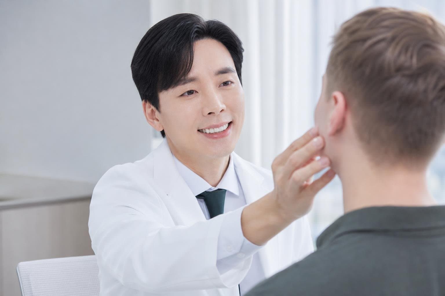 Dr. Min Jeong with a patient at REDI Dermatology in Seoul, discussing ldm seoul