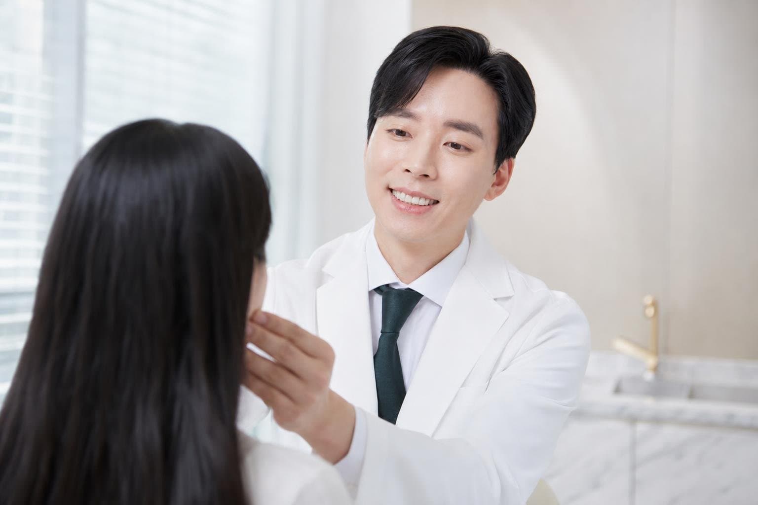 Dr. Min Jeong with a patient at REDI Dermatology in Seoul, discussing pdrn injection