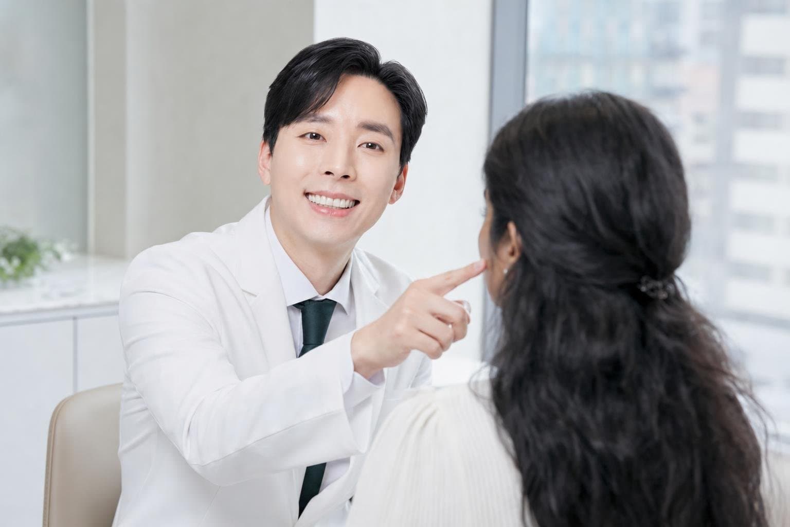Dr. Min Jeong with a patient at REDI Dermatology in Seoul, discussing pico fraxel