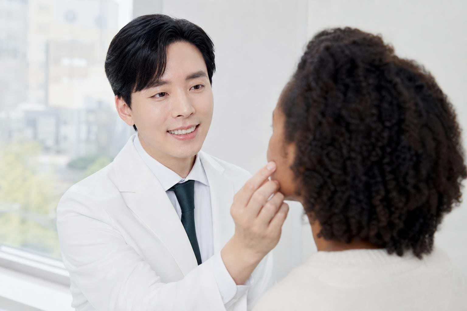 Dr. Min Jeong with a patient at REDI Dermatology in Seoul, discussing pico laser seoul