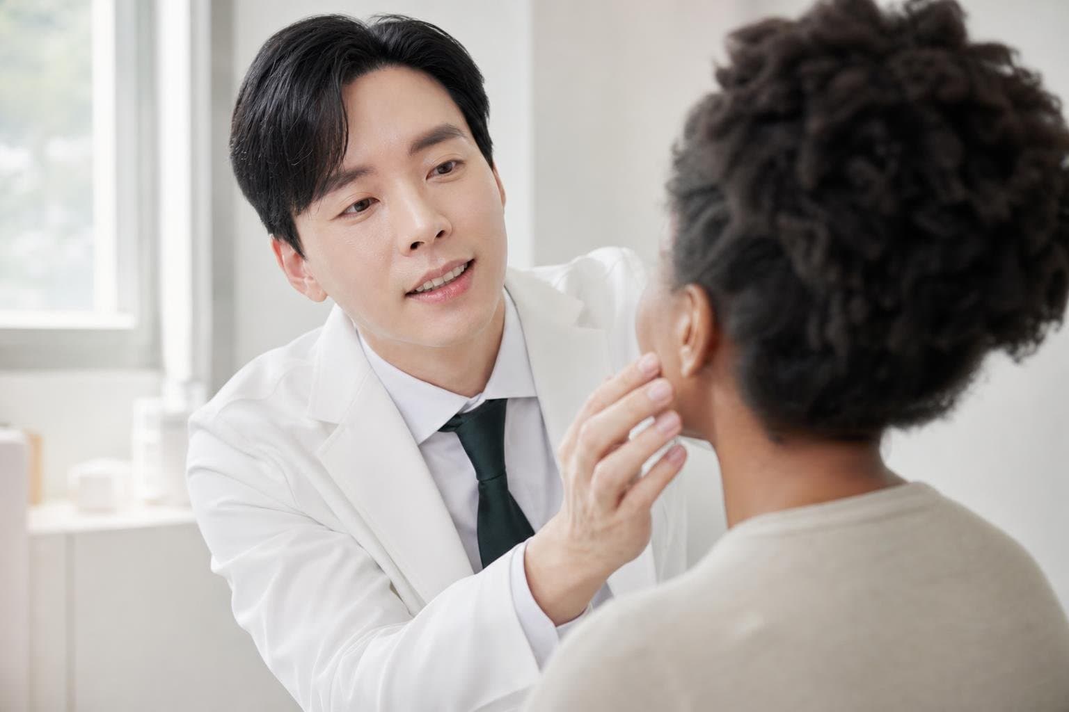 Dr. Min Jeong with a patient at REDI Dermatology in Seoul, discussing pore treatment korea