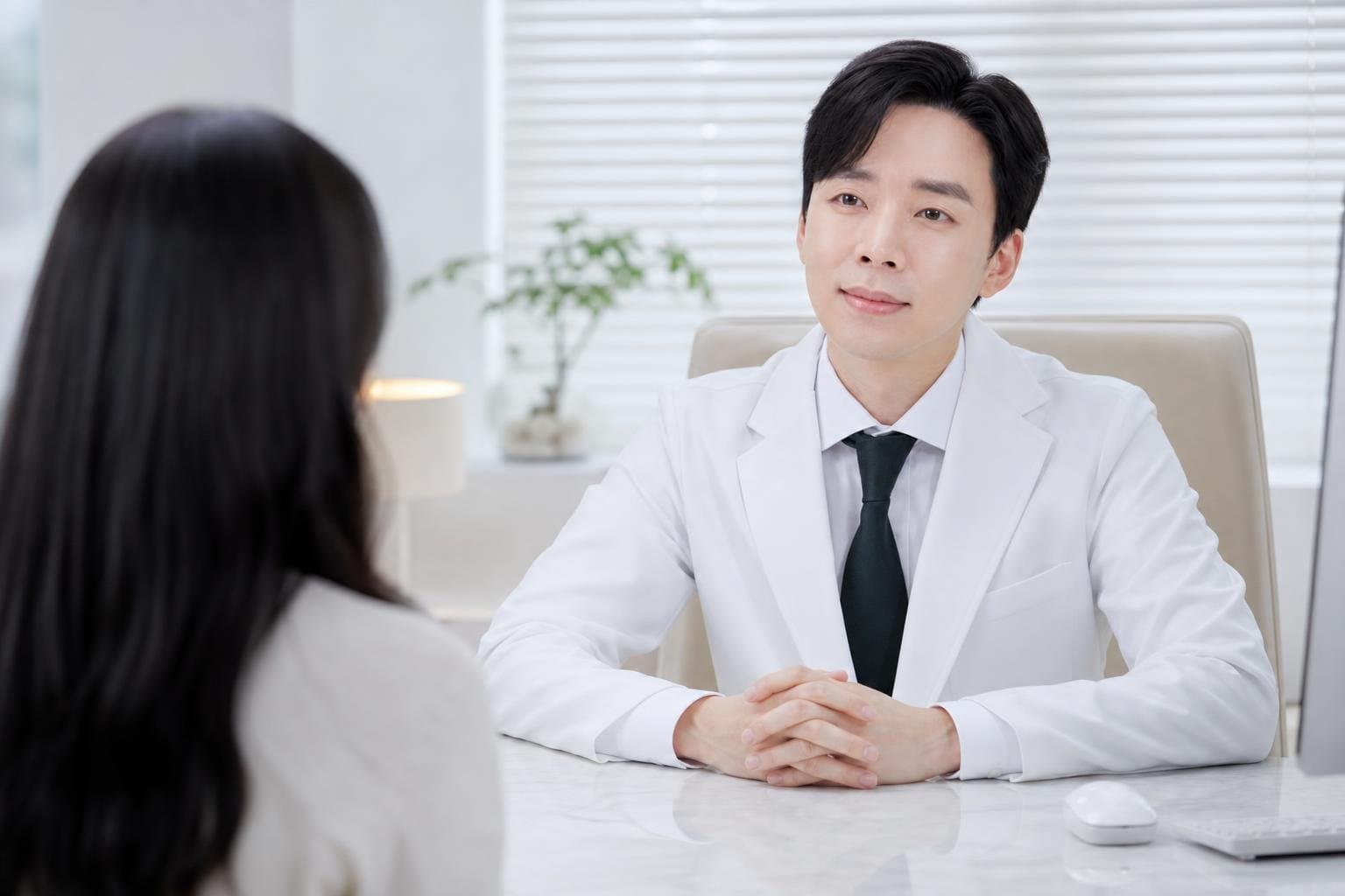 Dr. Min Jeong with a patient at REDI Dermatology in Seoul, discussing post inflammatory erythema