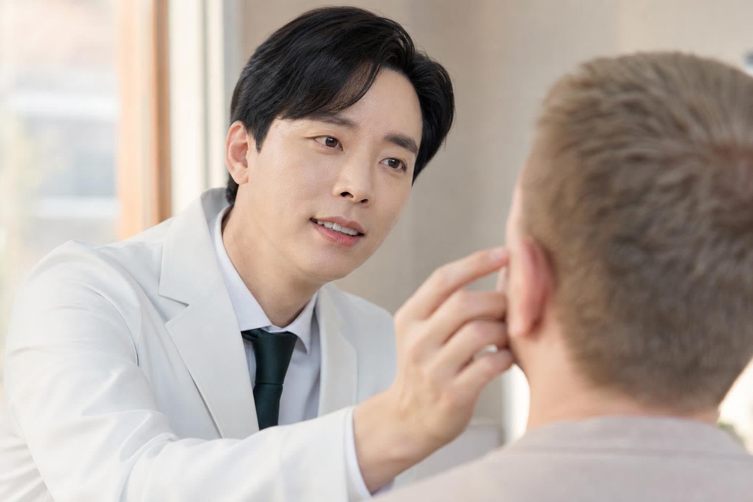 Dr. Min Jeong with a patient at REDI Dermatology in Seoul, discussing potenza korea