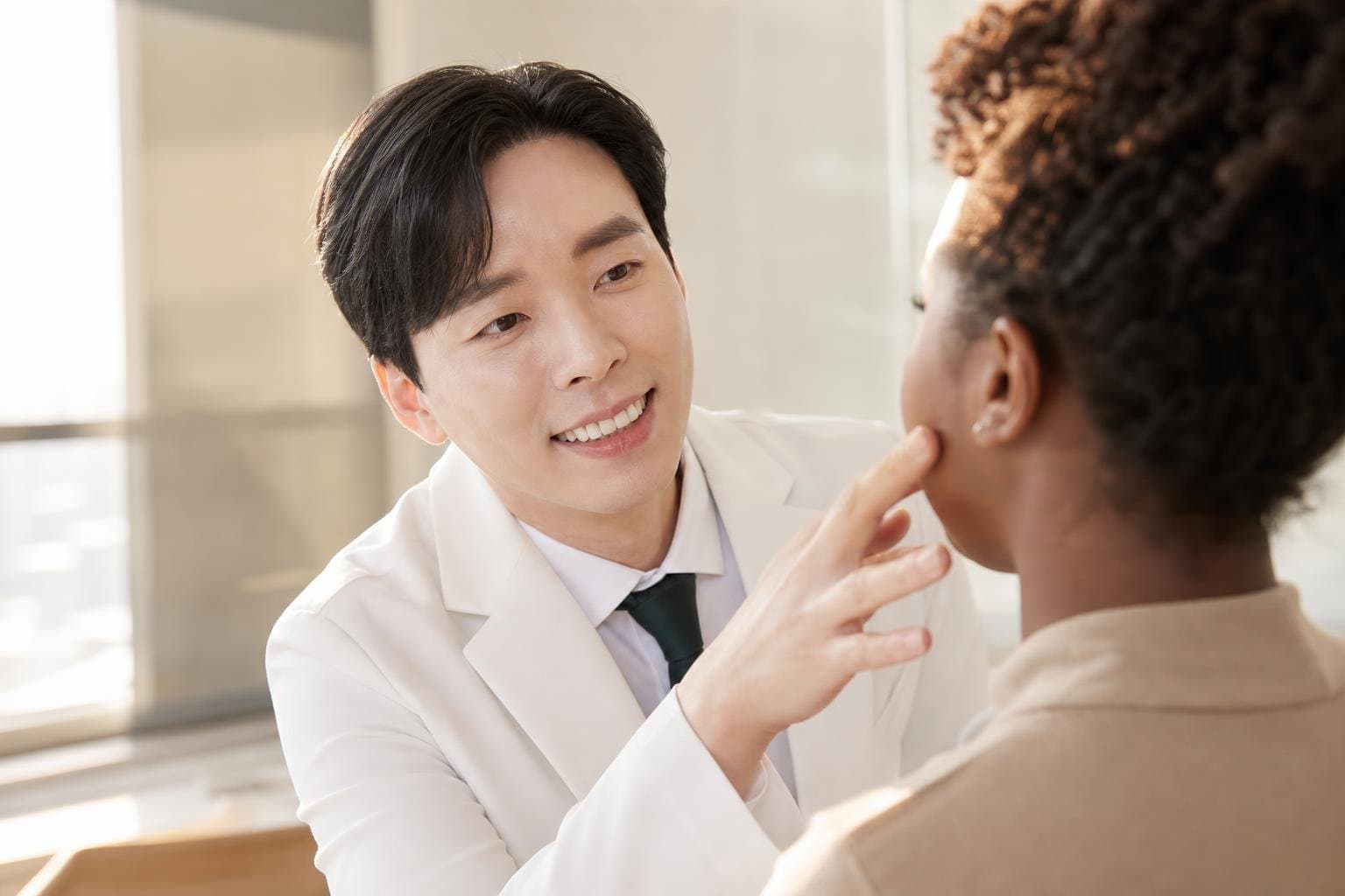 Dr. Min Jeong with a patient at REDI Dermatology in Seoul, discussing potenza vs legato