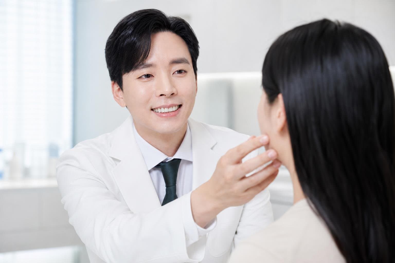 Dr. Min Jeong with a patient at REDI Dermatology in Seoul, discussing rejuran