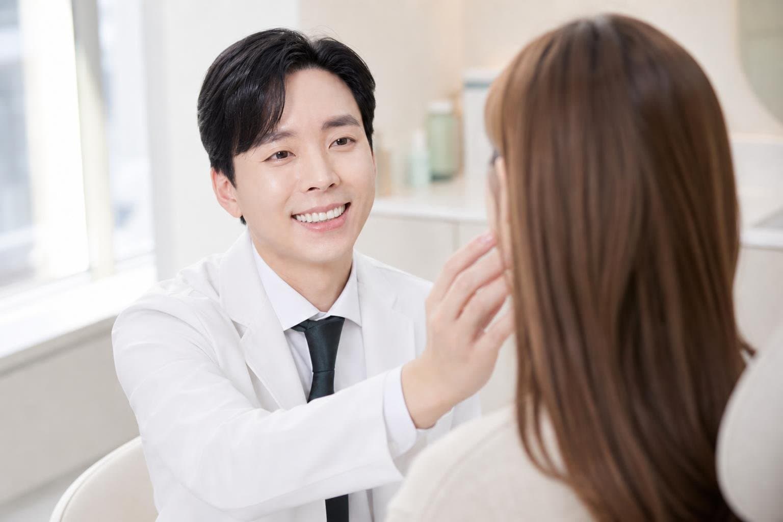 Dr. Min Jeong with a patient at REDI Dermatology in Seoul, discussing rejuran vs juvelook