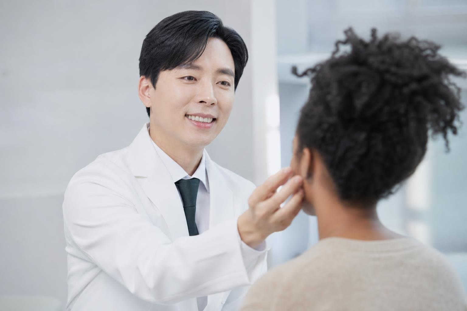 Dr. Min Jeong with a patient at REDI Dermatology in Seoul, discussing skin barrier repair korea
