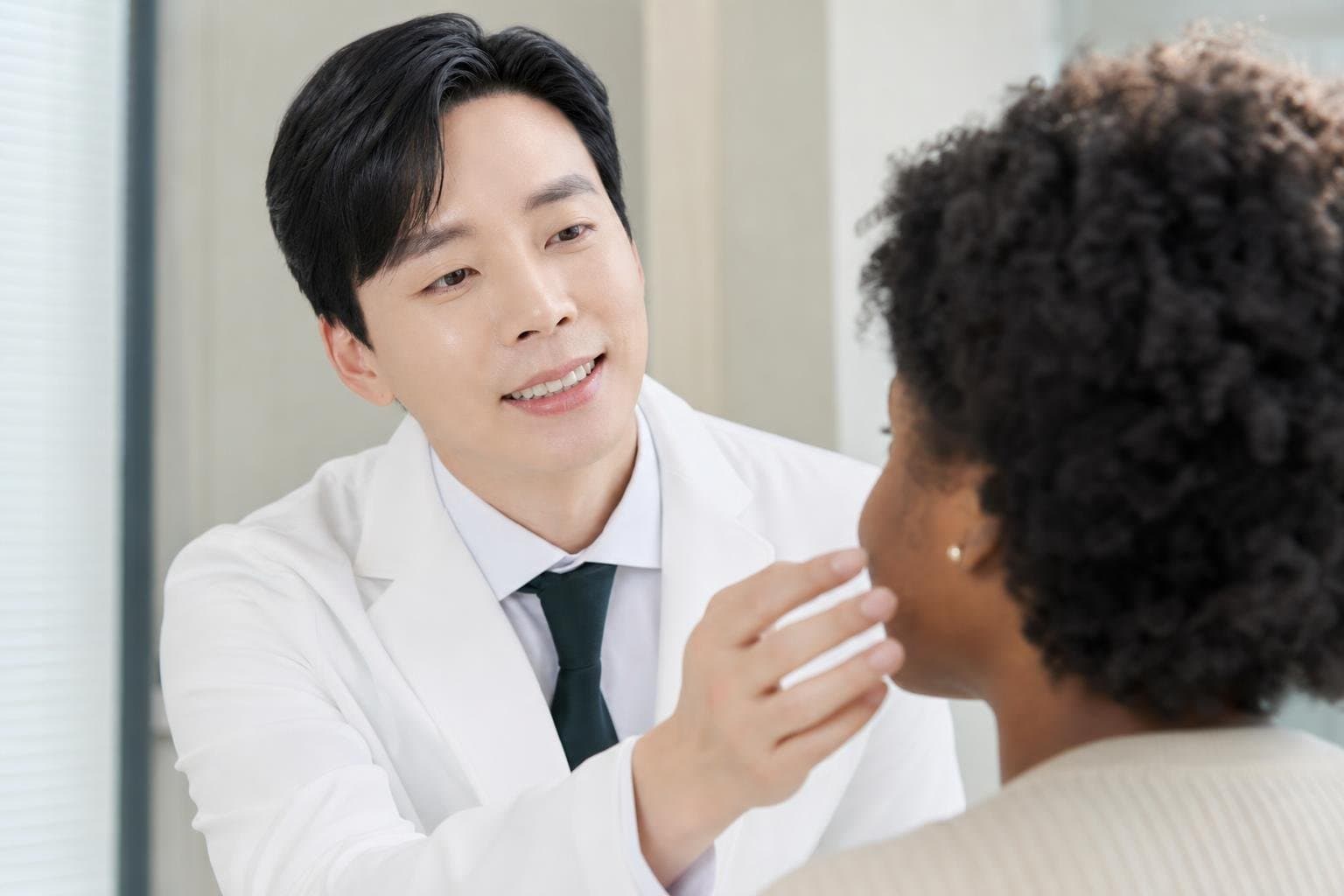 Dr. Min Jeong with a patient at REDI Dermatology in Seoul, discussing skin resurfacing near me