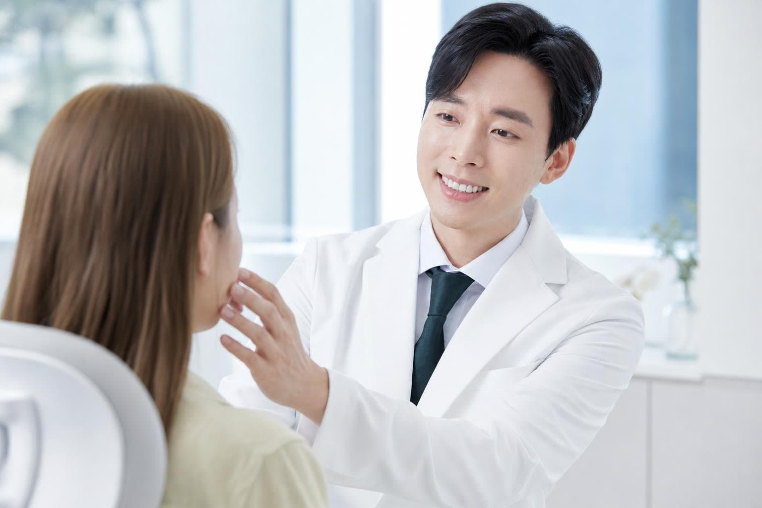 Dr. Min Jeong with a patient at REDI Dermatology in Seoul, discussing temple filler