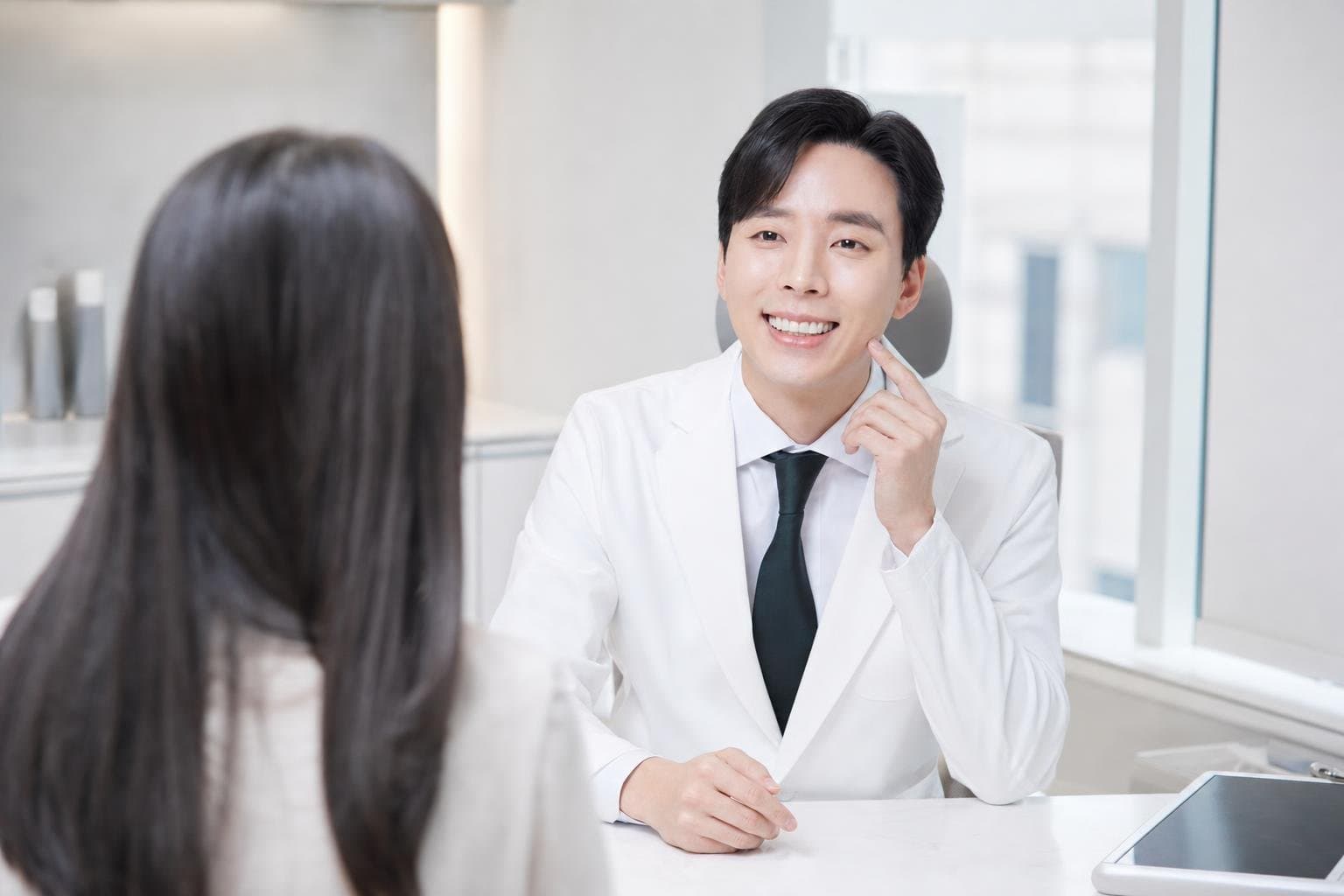 Dr. Min Jeong with a patient at REDI Dermatology in Seoul, discussing ultherapy korea