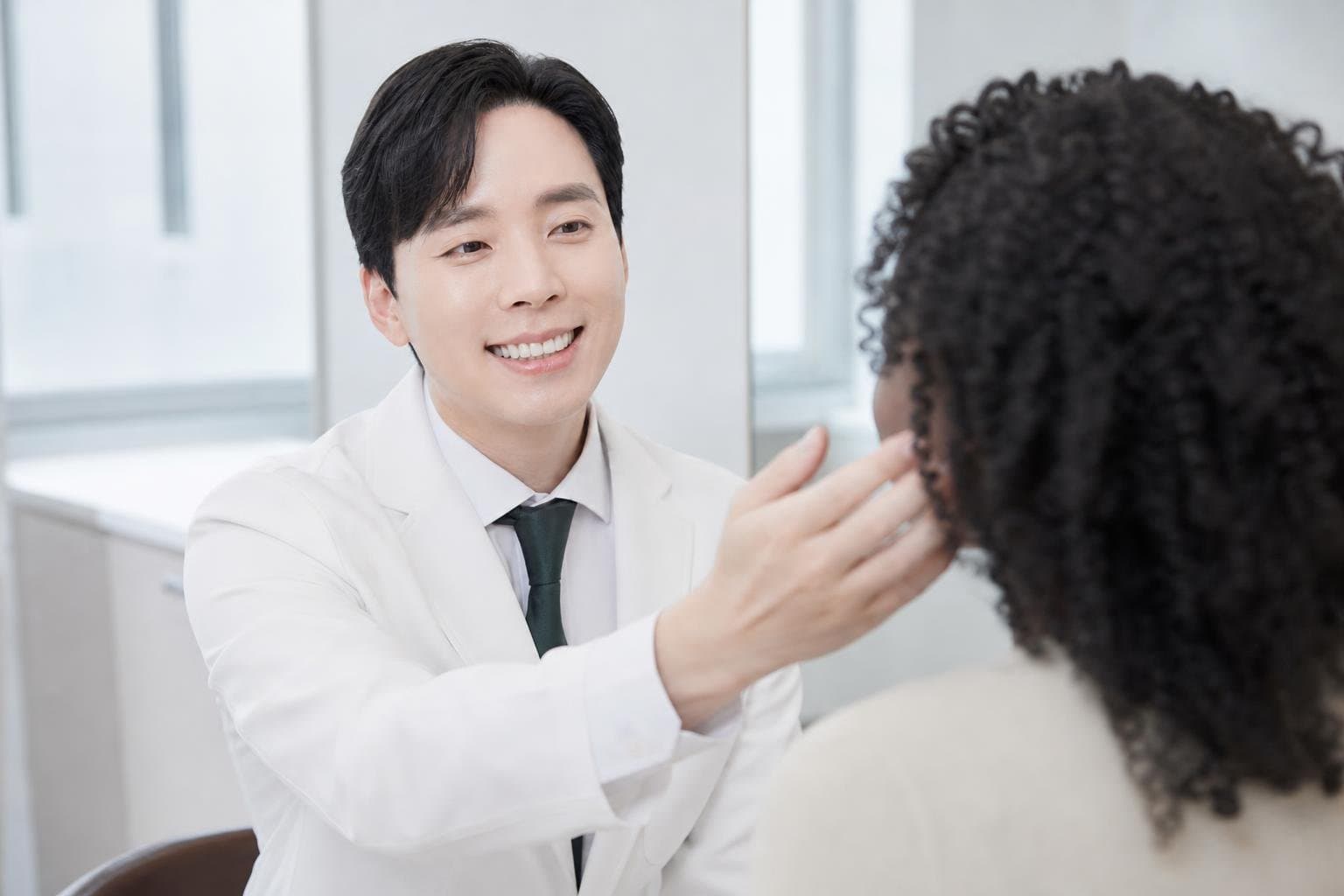 Dr. Min Jeong with a patient at REDI Dermatology in Seoul, discussing vbeam laser korea
