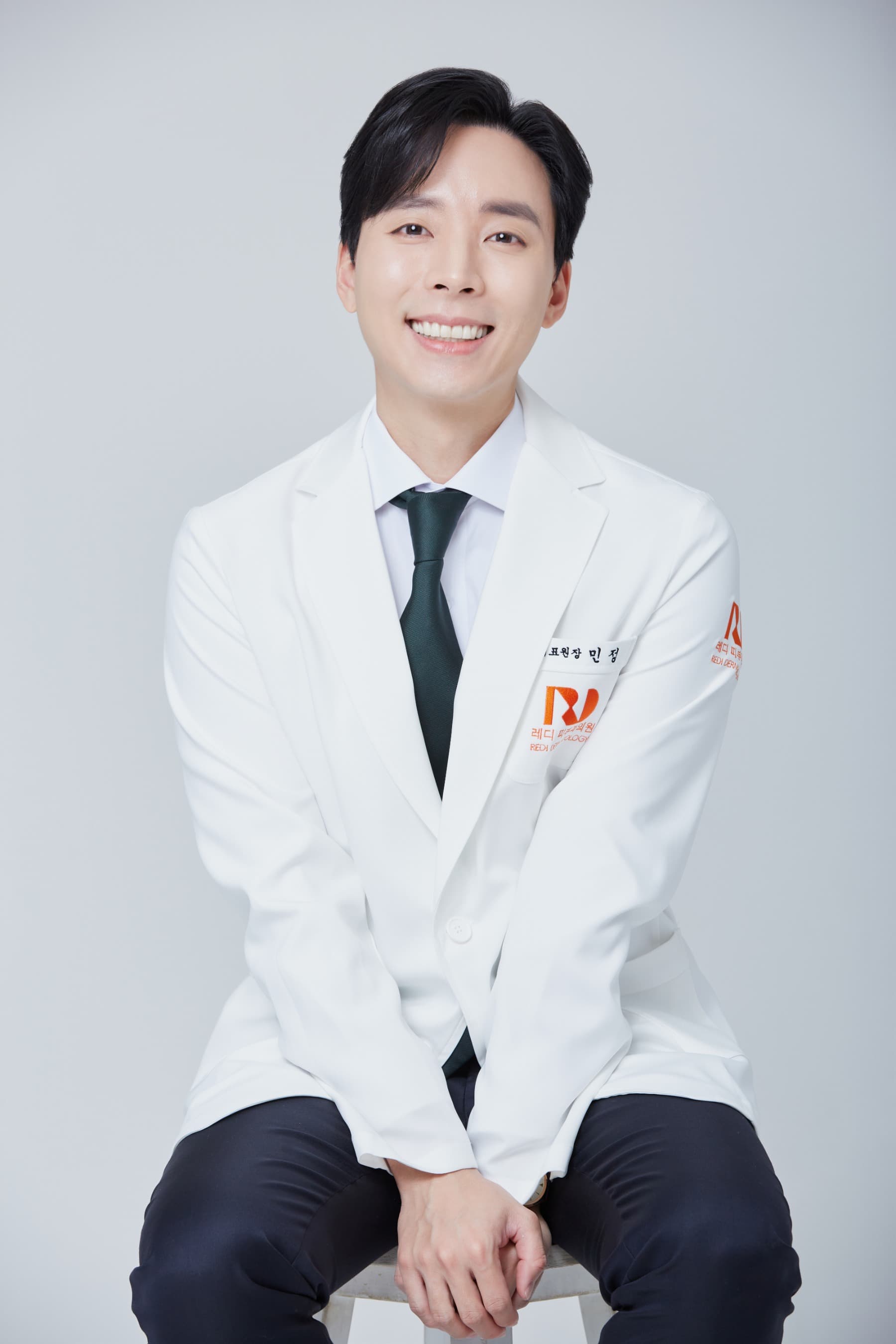 Dr. Min Jeong, board-certified dermatologist and director of REDI Dermatology in Seoul